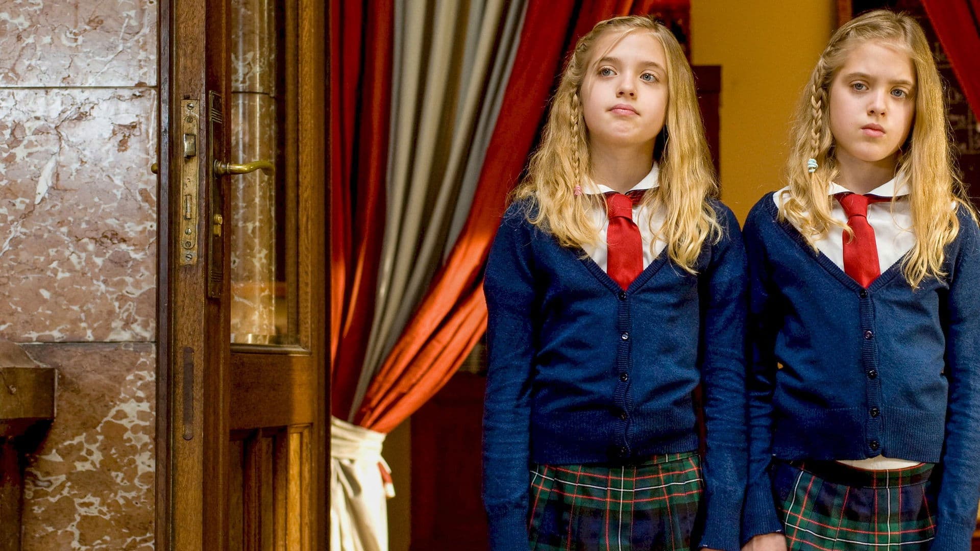 Backdrop of Hanni & Nanni