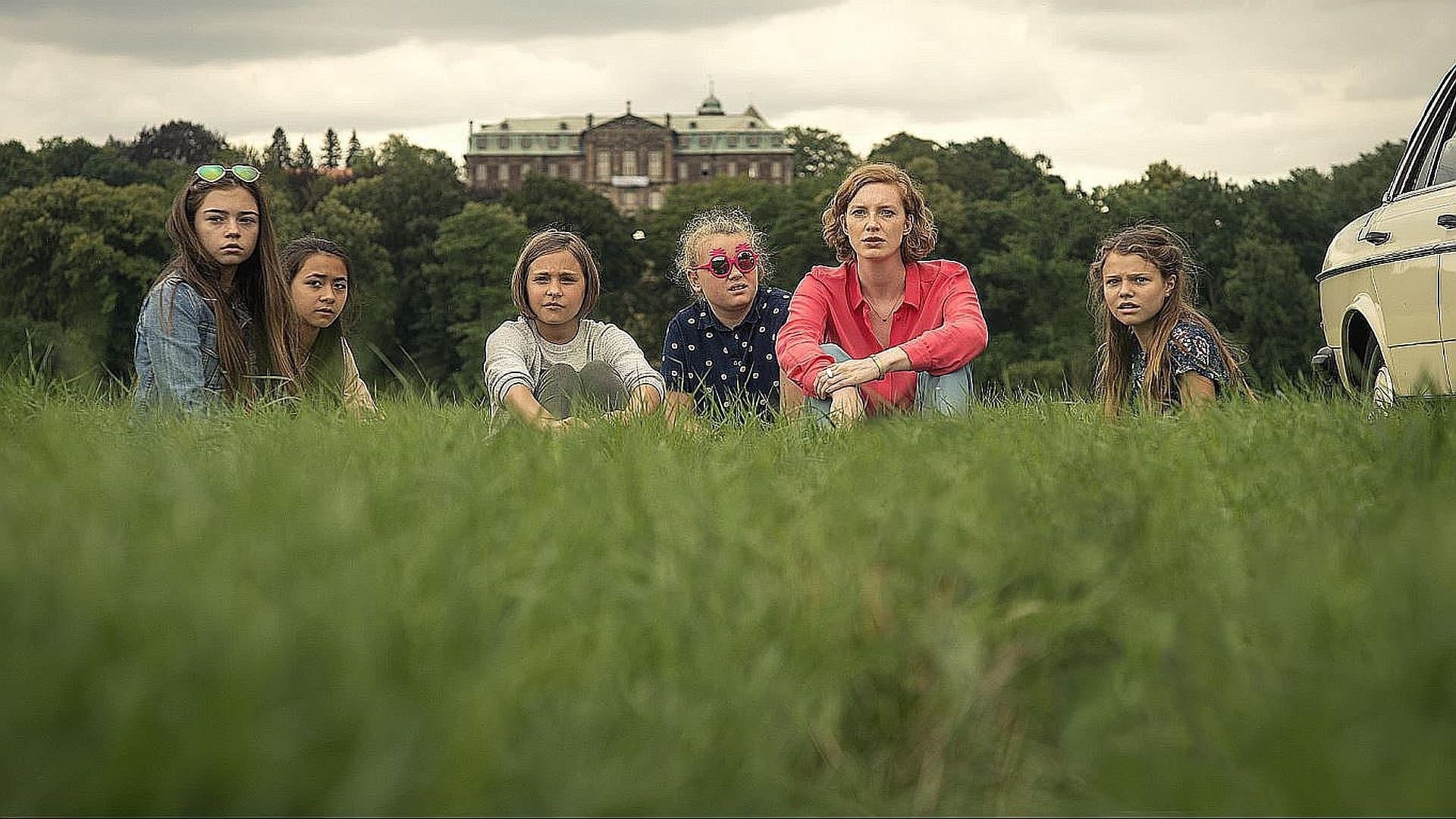 Backdrop of Hanni & Nanni 4