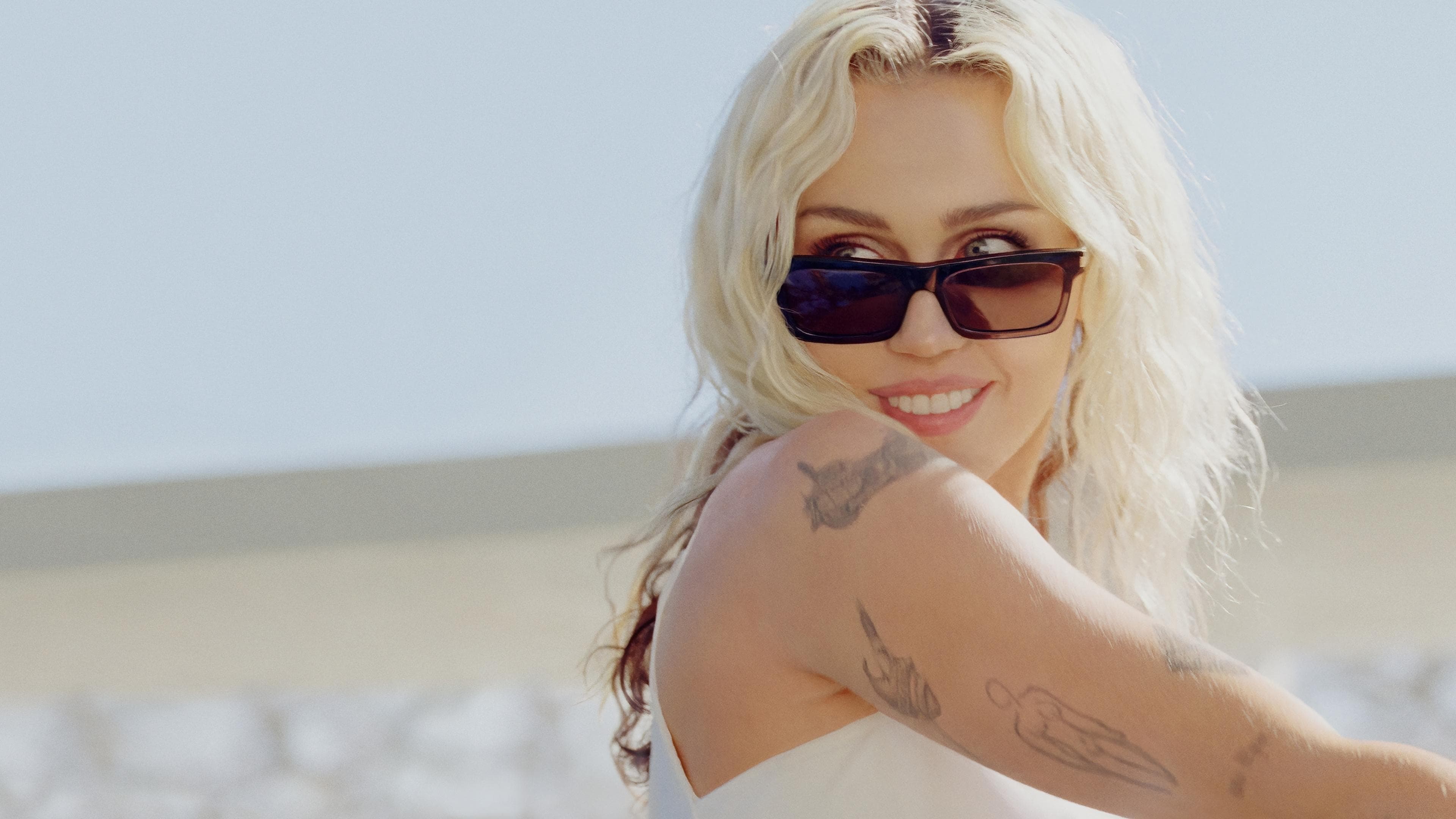 Backdrop of Miley Cyrus - Endless Summer Vacation (Backyard Sessions)