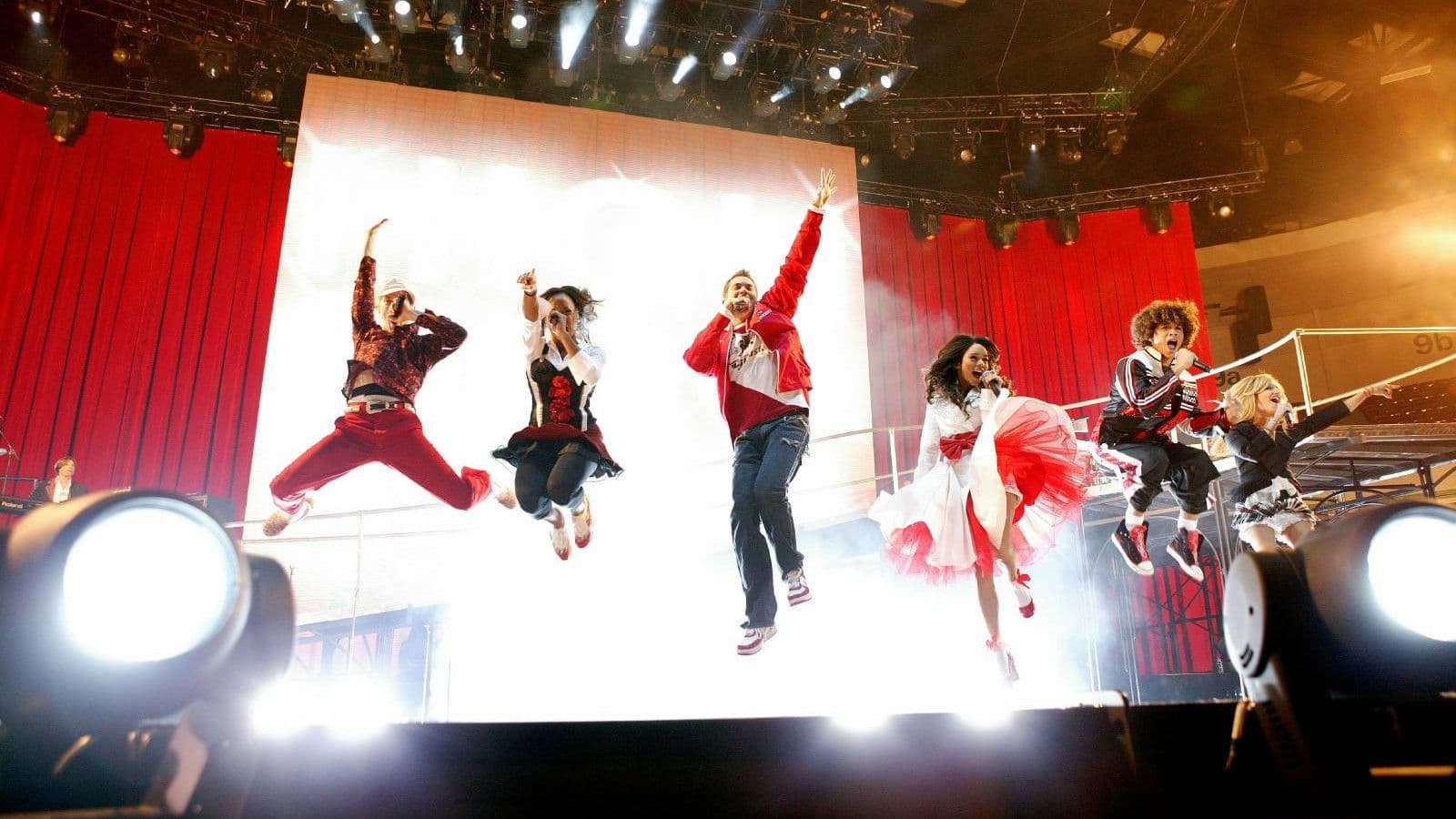 Backdrop of High School Musical: The Concert