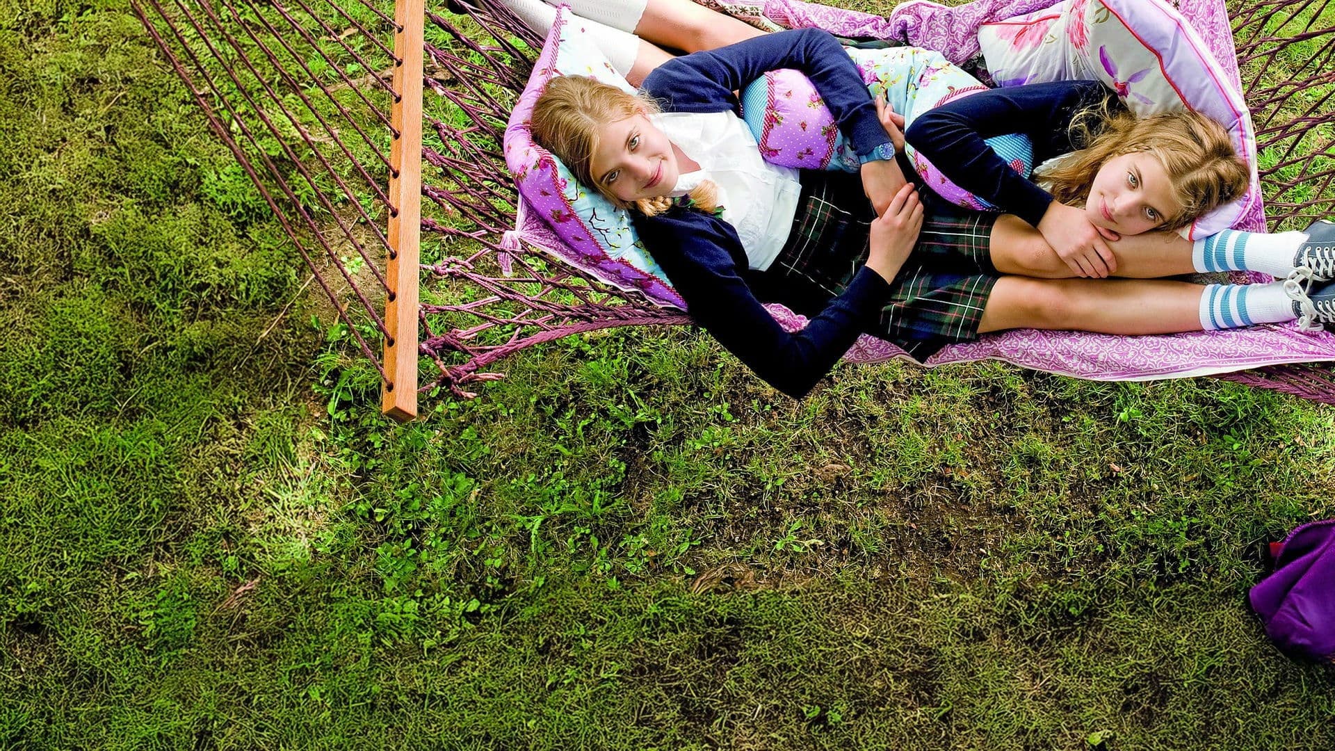 Backdrop of Hanni & Nanni 2